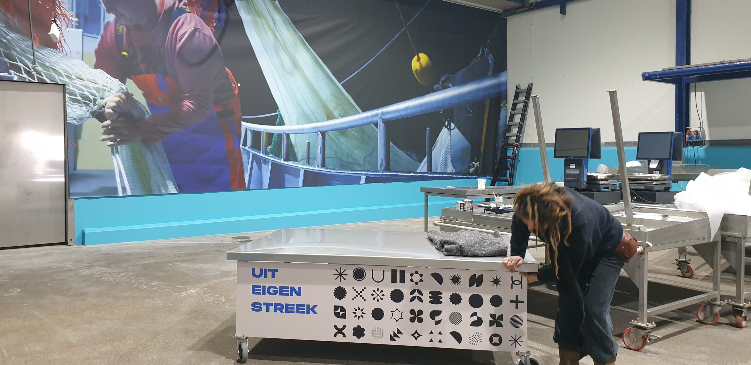 Opbouw Blue Food Markthal aan Havenweg Den Oever in volle gang